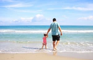 אב ובת על חוף הים